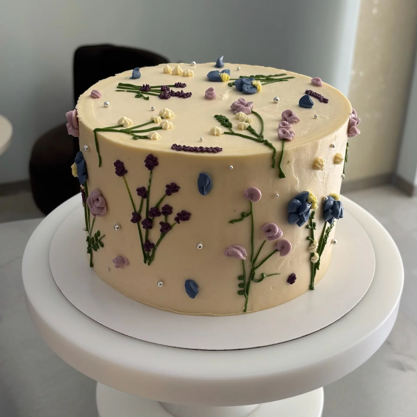 Pastel personalizado decorado con florecitas - Bake Me Up
